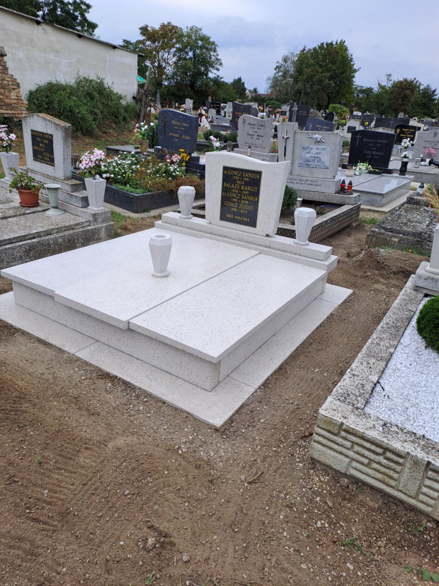 Múkőből készült sírkővek