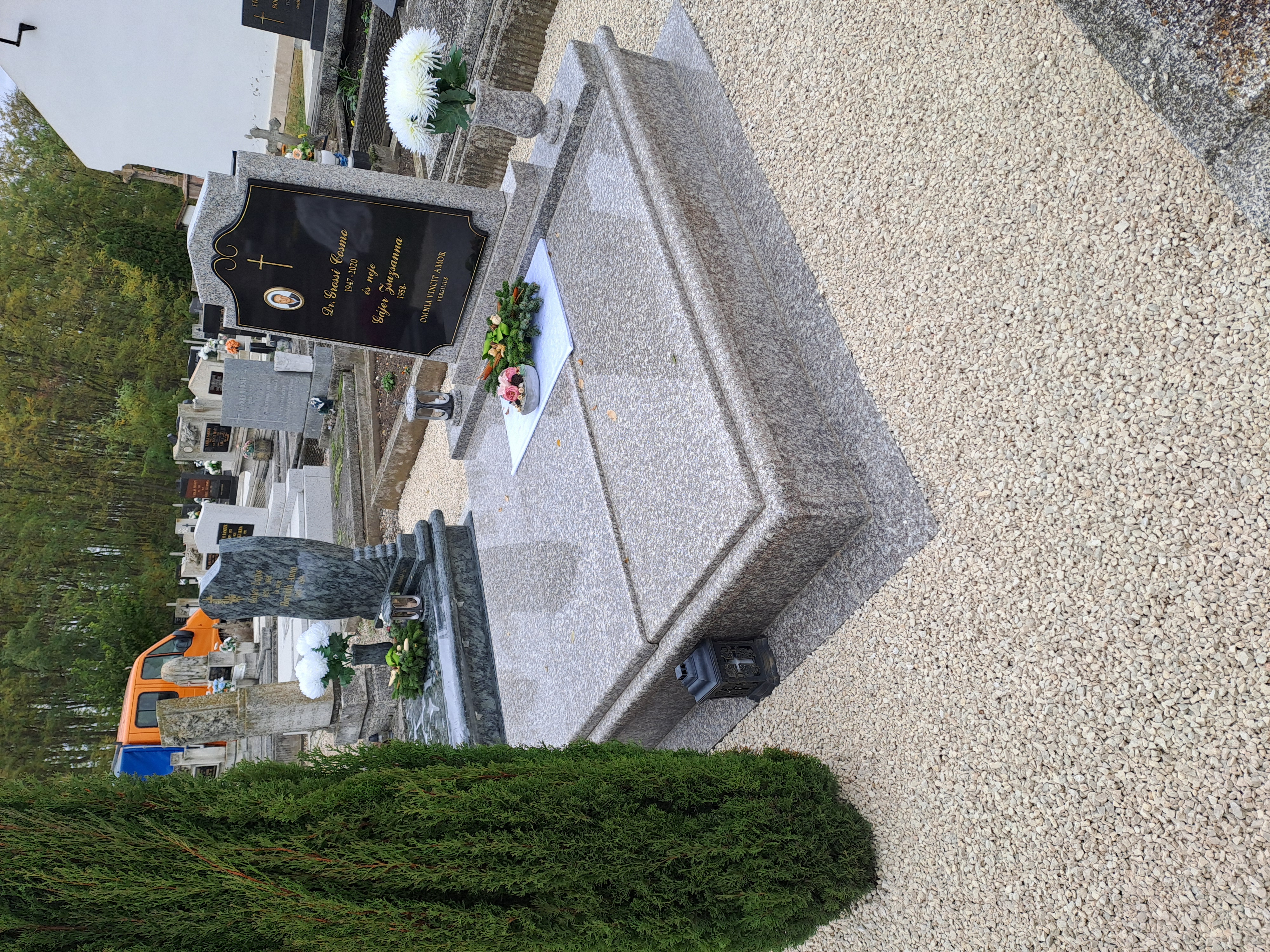 Múkőből készült sírkővek