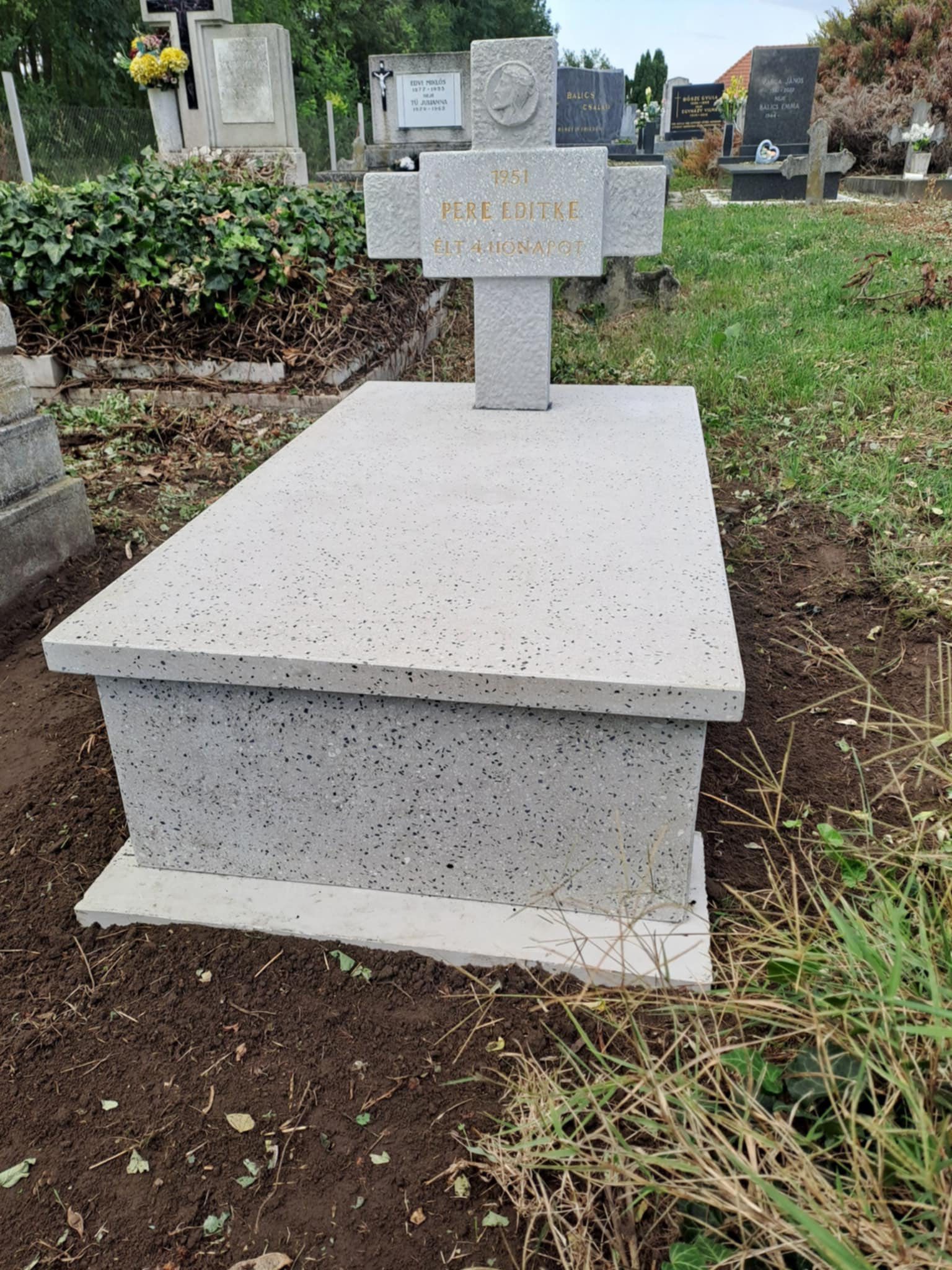 Múkőből készült sírkővek