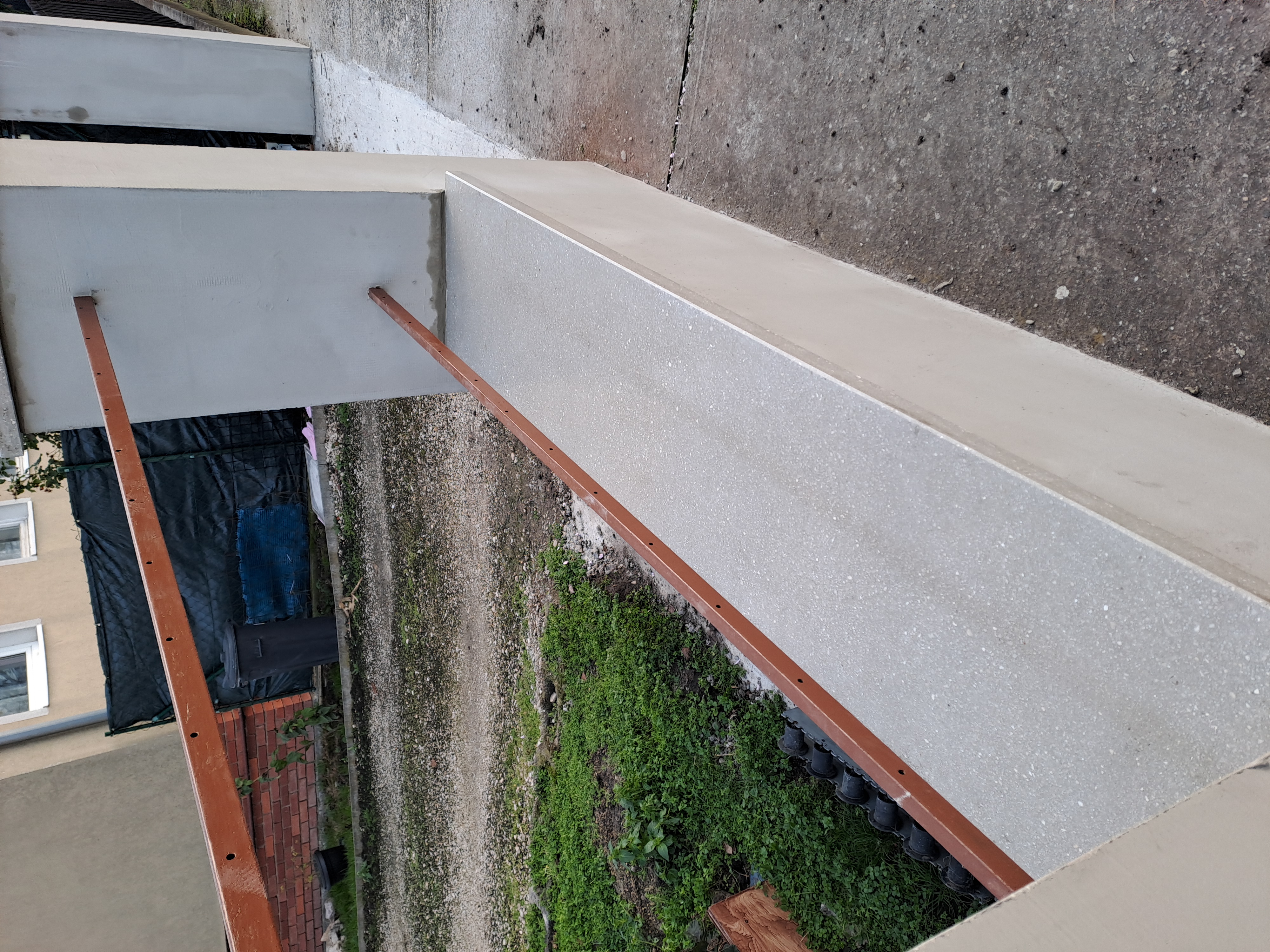 Műkőből készült, méretre szabott kerítésfedlap