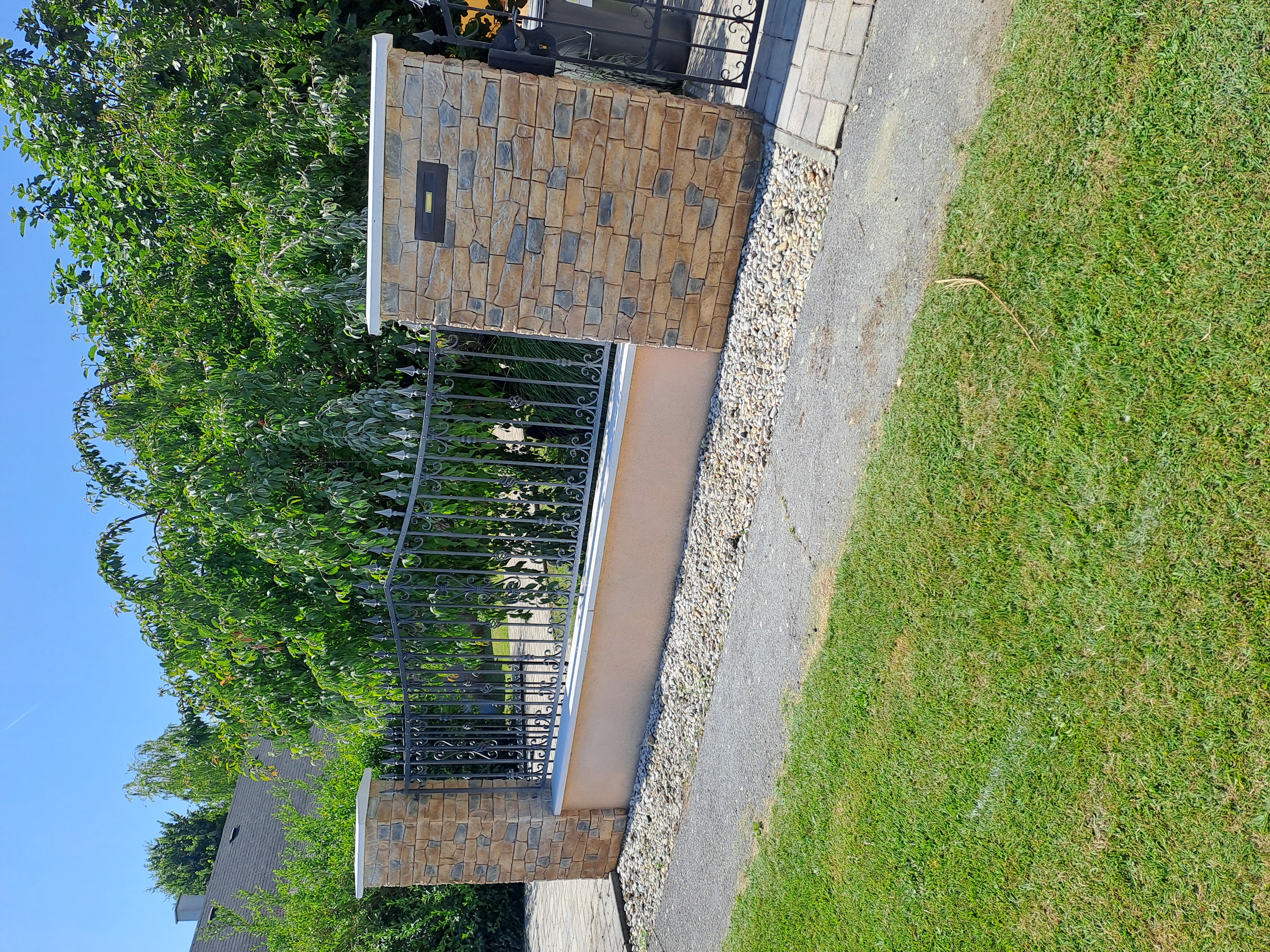 Műkőből készült, méretre szabott kerítésfedlap