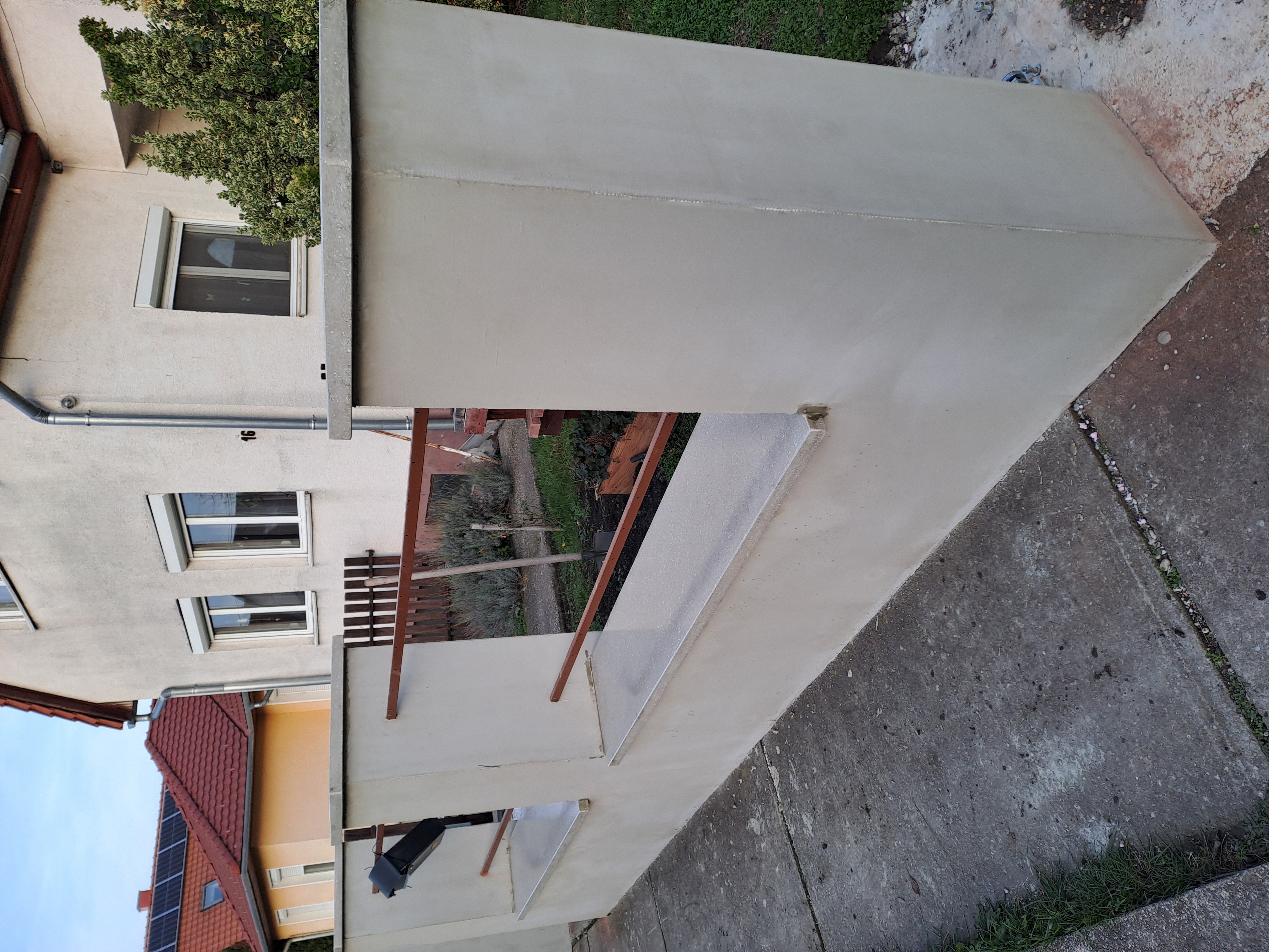 Műkőből készült, méretre szabott kerítésfedlap